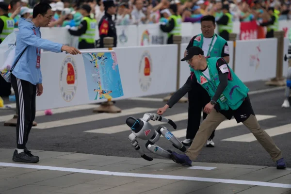 robot-falls-credit_Ng_Han Guan_AP