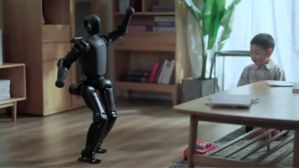 הרובוט ההומנואיד הזעיר Q1 של חברת PrimeBot (חברת בת של AgiBot), שנכנס לתיק גב.